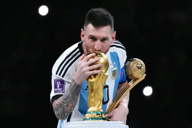 Lionel Messi, vainqueur du Ballon d’Or Adidas (Argentine), embrasse le trophée de la Coupe du Monde de la FIFA lors de la cérémonie de remise des prix qui a suivi la finale de la Coupe du Monde de la FIFA, Qatar 2022, opposant l’Argentine à la France, au stade de Lusail, le 18 décembre 2022 à Lusail, au Qatar. 