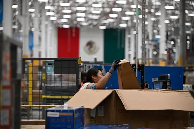Una trabajadora en un almacén de Amazon en México