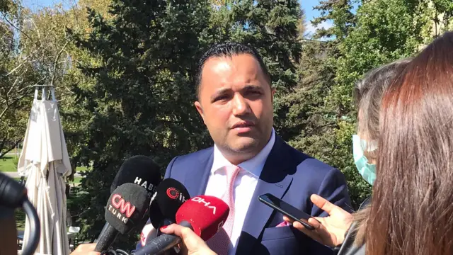 Rezan Epözdemir, Münevver Karabulut ve Pınar Gültekin gibi davalarda savunma tarafında yer almış, medyada sıkça görünmüş bir avukattı.