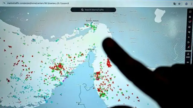 होर्मुज़ जलडमरूमध्य में फंसे तेल के जहाज़ों को दिखाती एक स्लाइड