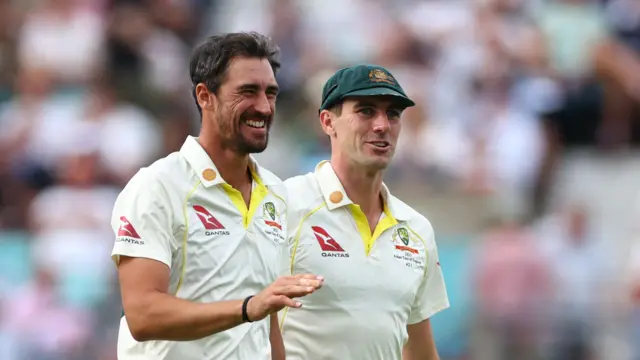 मिशेल स्टार्क के साथ कप्तान पैट कमिन्स 