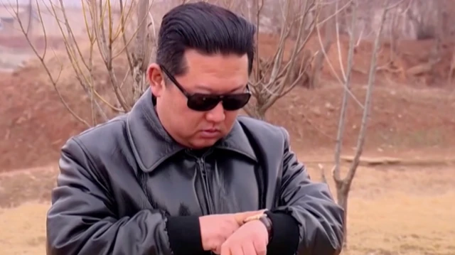 این گزارش می‌گوید علیرغم اینکه کیم جونگ اون رهبر کره شمالی عینک آفتابی به چشم می‌زند اما پوشیدن عینک نیز جزو نشانه‌های فرهنگ خارجی دسته‌بندی شده است. 