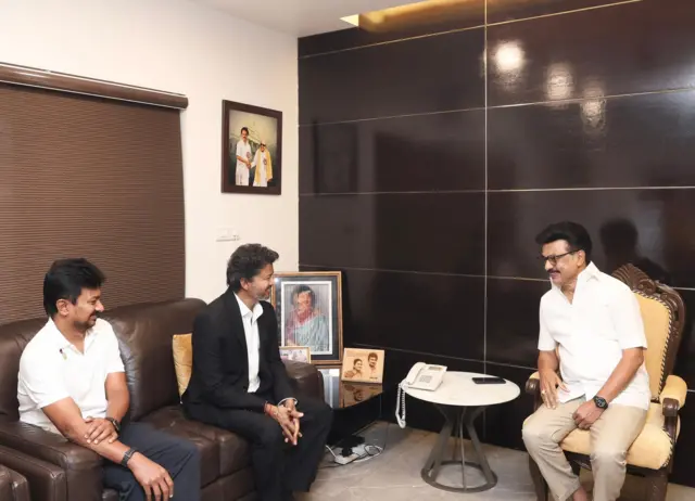 முதலமைச்சராக பொறுப்பேற்ற பின்னர் முன்னாள் முதலமைச்சர் மு.க.ஸ்டாலினை அவரது இல்லத்தில் சந்தித்த முதலமைச்சர் விஜய். முன்னாள் துணை முதலமைச்சர் உதயநிதி ஸ்டாலினும் உடன் இருந்தார். 