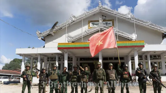 လားရှိုး မြို့တော်ခန်းမရှေ့မှာ တွေ့ရတဲ့ MNDAA တပ်ဖွဲ့ဝင်တချို့