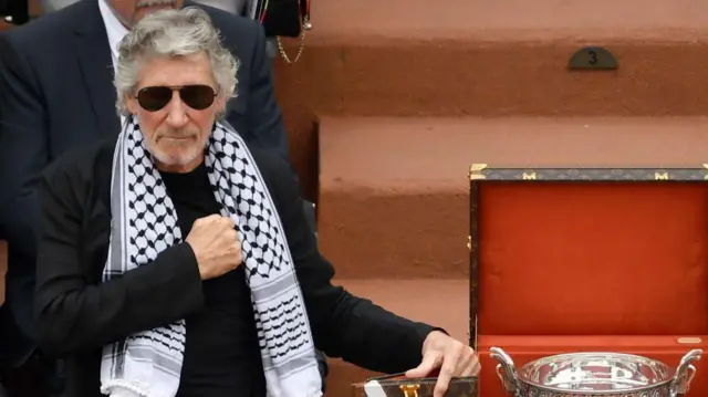 Le musicien Roger Waters, fondateur du groupe Pink Floyd, avec une kufiya.