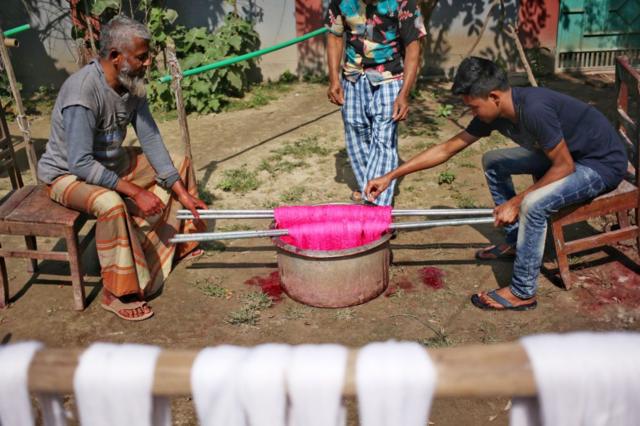 চলতি বছরের পহেলা ফেব্রুয়ারি ভারত টাঙ্গাইল শাড়িকে পশ্চিমবঙ্গের ভৌগোলিক নির্দেশক পণ্য হিসেবে ১০ বছরের জন্য সনদ দেয়। (ফাইল ছবি) 