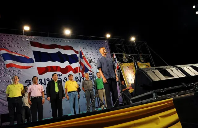 Chamlong Srimuang (C), a leader of the P
Chamlong Srimuang (C), a leader of the People's Alliance for Democracy (PAD) addresses the crowd during a rally by demonstrators from Thailand's royalist "Yellow Shirt" movement in Bangkok on November 15, 2009. Thousands of royalist demonstrators protested in Bangkok against a visit to Cambodia by their arch-foe, fugitive former premier Thaksin Shinawatra. The group said it had called the rally to express outrage at the neighbouring country's appointment of Thaksin as an economic adviser and Phnom Penh's refusal to extradite him during his four-day trip there this week. AFP PHOTO / Christophe ARCHAMBAULT (Photo credit should read CHRISTOPHE ARCHAMBAULT/AFP via Getty Images)