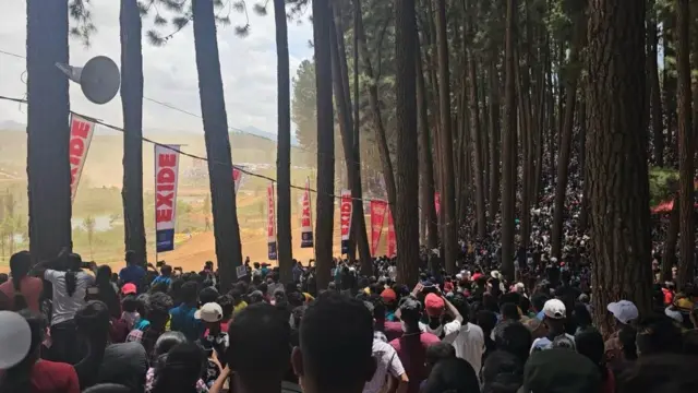 දියතලාව, නරියා කන්ද හිදී පැවති "ෆොක්ස් හිල් 2024" මෝටර් රථ ධාවන තරගය නැරඹීමට පැමිණි ජනයා 