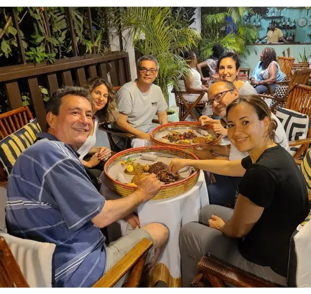 ዛንዚባር በምትገኘው የአቢሲኒያ ሬስቶራንት እየተመገቡ ያሉ ቱሪስቶች