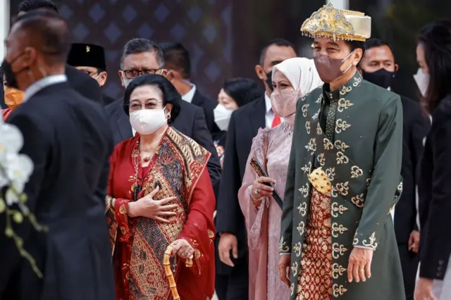Joko Widodo berjalan bersama Megawati Sukarnoputri seusai menyampaikan pidato di gedung DPR/MPR, pada 16 Agustus 2022.