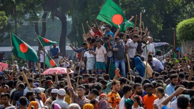 शेख़ हसीना के पतन के बाद जगह-जगह लोगों ने जश्न मनाया था