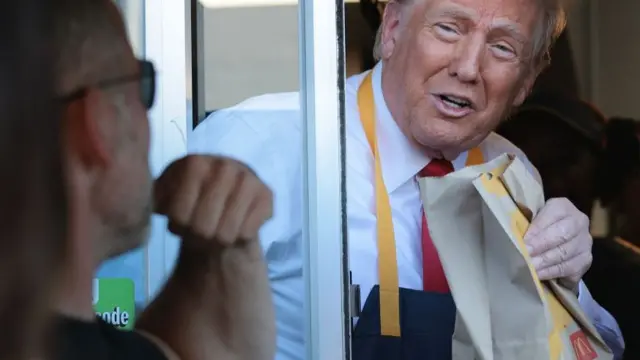 マクドナルドでドライブスルーの客に対応するドナルド・トランプ候補