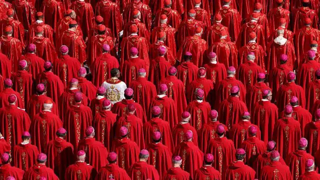 Para kardinal menghadiri pemakaman Paus Fransiskus di Lapangan Santo Petrus pada Sabtu, 26 April 2025, di Kota Vatikan, Vatikan.