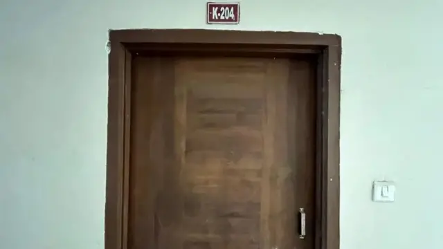 তালাবন্দি সেই ফ্ল্যাট। 