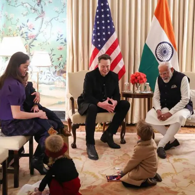 إيلون ماسك (وسط الصورة) وأطفاله وامرأة، مع رئيس وزراء الهند وخلفهما العلم الأمريكي والهندي