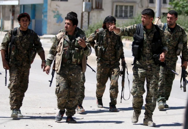 چند نیروی یگان مدافع خلق با اسلحه