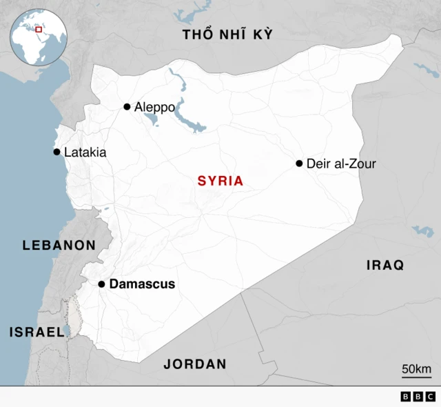 Bản đồ Syria, đánh dấu Latakia ở bờ biển phía tây và các thành phố lớn như Damascus (tây nam), Aleppo (bắc) và Deir al-Zour (đông)
