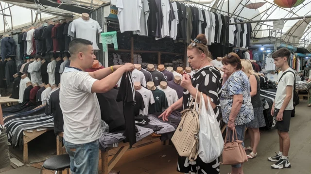 Chợ Kyiv có nhiều bà con người Việt buôn bán