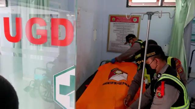 Dokter Polisi Polres Jembrana memeriksa jenazah pemudik Rukmini Pamurasih di Puskesmas Melaya 2, Gilimanuk, Jembrana, Bali, Rabu (18/3/2026). Pemudik asal Kebumen, Jawa Tengah tersebut, meninggal dunia di dalam bus yang ditumpanginya ketika terjadi kemacetan panjang di jalur Denpasar-Gilmanuk. 