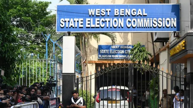 নির্বাচন পরিচালনা নিয়ে রাজ্য নির্বাচন কমিশনের বিরুদ্ধে ক্রমাগত অভিযোগ তুলেছেন বিরোধীরা 