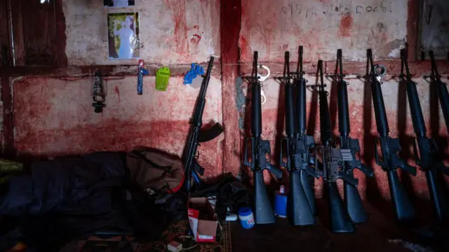 কারেন্নি ন্যাশনাল ডিফেন্স ফোর্সের ব্যবহৃত অস্ত্র। 