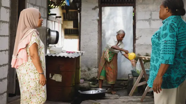 Mama Tua menyiapkan alat masak