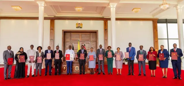 Viongozi wa kisiasa wakihudhuria kushuhudia utiaji saini wa vipengee vipya kwa sheria nane