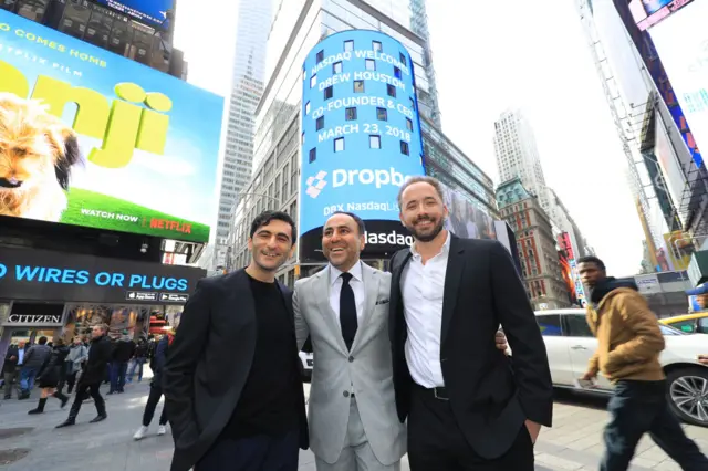 پژمان نوزاد (وسط) در کنار آرش فردوسی که با هم دراپ‌باکس را بنیان‌ گذاشتند