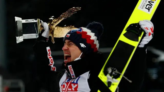 Kamil Stoch świętuje zwycięstwo w Turnieju Czterech Skoczni 2020 w Austrii.