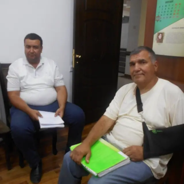 Жавоҳир Мўминов (чапда) Қашқадарё МИБ ходимлари томонидан дўппосланган ва қўли синган мижозини ҳимоя қилиб келаётганди. 