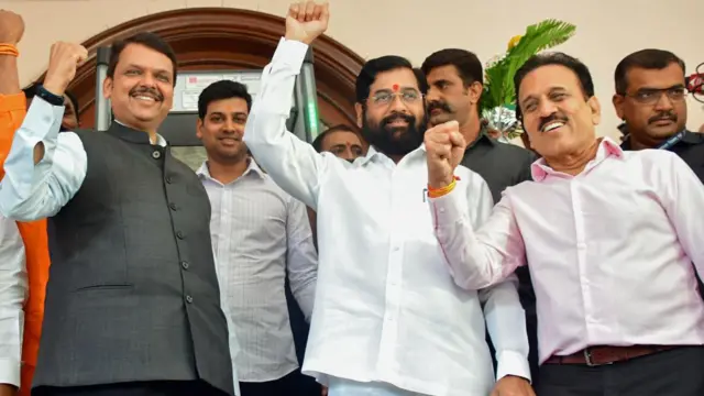 देवेंद्र फडणवीस (बाएं) और एकनाथ शिंदे (दाएं).