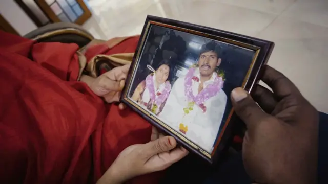 ஆனால் அப்பாவின் கட்டுப்பாட்டையும் மீறி பணியில் சேர்கிறார் அகிலா. அங்கே தான் அவர் மதனை பார்க்கிறார். 