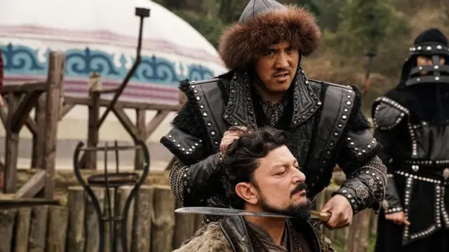 Миңдеген кыргыз студенти Түркиянын университеттеринде окуп жатышат. Дастан Раззак уулунун "Эртугрул" тасмасына тартылып жаткан учуру