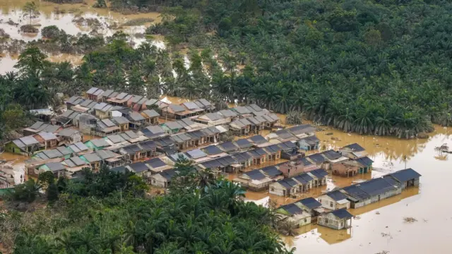 Kondisi permukiman pascabanjir bandang terlihat dari Helikopter Caracal Skadron Udara 8 Lanud Atang Sendjaja di Kabupaten Aceh Tamiang, Aceh, Rabu (3/12/2025).