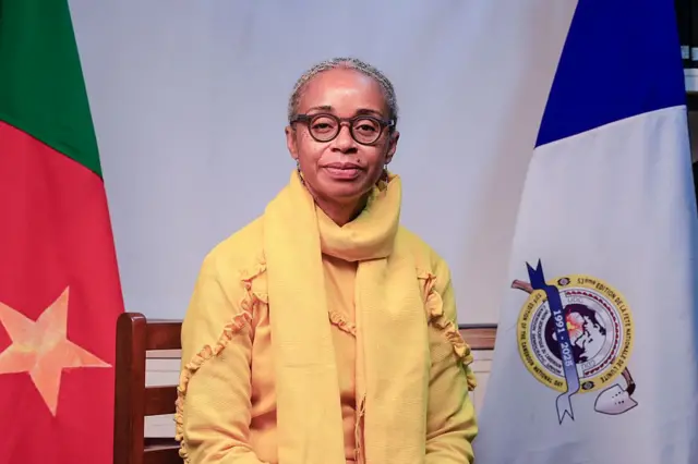 La candidate à la présidence de l'Union démocratique du Cameroun (UDC), auteure, entrepreneure et maire de la ville de Foumban, Hermine Patricia Tomaino Njoya (56 ans), pose pour un portrait au siège du parti à Yaoundé, le 2 septembre 2025. 