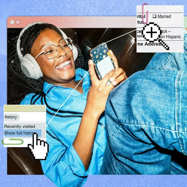 Девојка са наочалама и слушалицама гледа у телефон