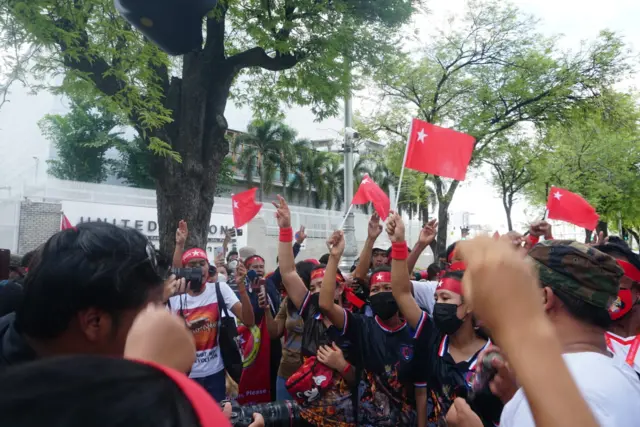 ထိုင်းနိုင်ငံ၊ ဘန်ကောက်မြို့က ကုလသမဂ္ဂရုံးအရှေ့မှာ ဒီနေ့ ဇူလိုင်လ ၂ ရက်  မွန်းလွဲပိုင်းမှာပြုလုပ်သွားတဲ့ မြန်မာ့ဒီမိုကရေစီအရေးတက်ကြွလှုပ်ရှားသူတွေရဲ့စုဝေးဆန္ဒပြပွဲ