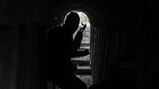 ফিলিস্তিনি একজন যোদ্ধাকে একটি টানেলে প্রহরারত দেখা যাচ্ছে। 