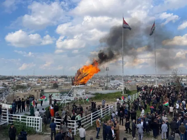 در کرکوک در عراق، مانند بسیاری دیگر از شهرهای این منطقه، آتش بزرگی همزمان با آغاز سال جدید ایرانی برپا می‌شود