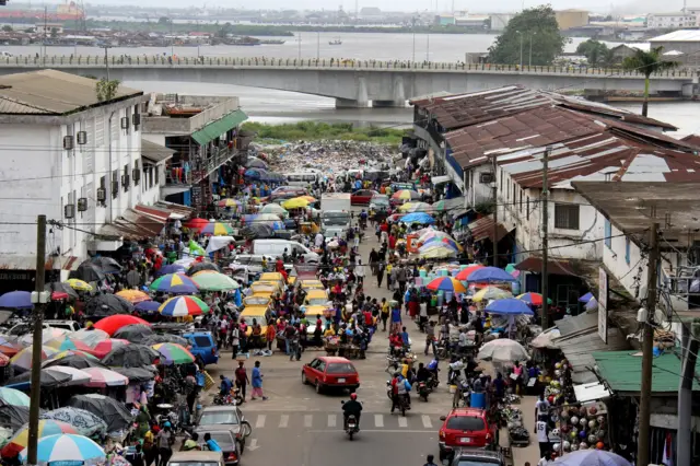 Marché Waterside, vue vers le nord depuis Randall Street. À Monrovia, au Liberia.