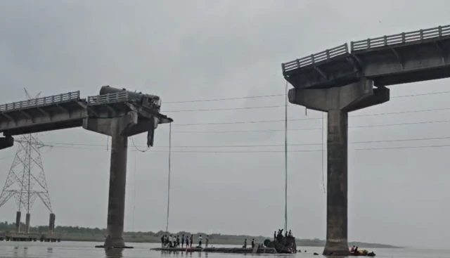 બીબીસી ગુજરાતી વડોદરા પુલ અકસ્માત વાહન મહીસાગર નદી ગંભીરા બ્રિજ 