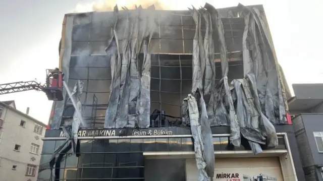 Dilovası parfüm fabrikası yangınında tamamen  yanan bina