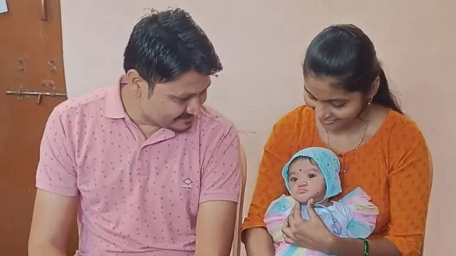 சசிகாந்த் பவார் மற்றும் உஜ்வலா தங்கள் மகள் ஷிவன்யாவுடன்.