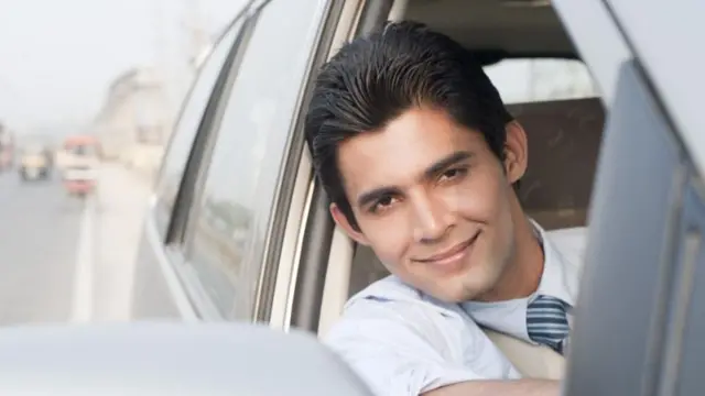 డ్రైవింగ్ సీట్లో వ్యక్తి