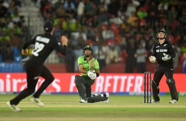 পুরো ৫০ ওভার ব্যাট করে নিউজিল্যান্ড তুলেছে ৩২০ রান, জবাবে ২৬০ রান করতে পারে পাকিস্তান।