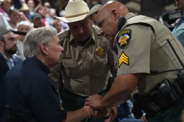 Greg Abbott saluda a alguaciles locales