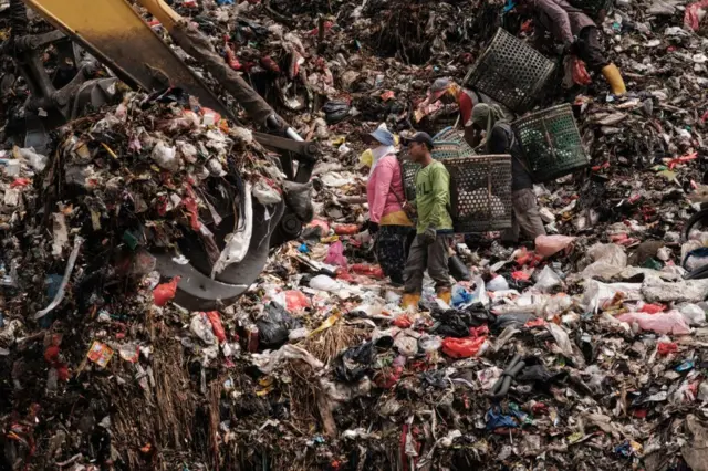 Sekelompok pemulung mengumpulkan sampah di TPST Bantargebang.
