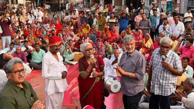 RTI ACTનાં 20 વર્ષ : ગુજરાતની પડોશમાં આવેલું એ ગામ જ્યાંથી માહિતી અધિકાર ચળવળનો પાયો નંખાયો હતો, બીબીસી ગુજરાતી રાઇટ ટુ ઇન્ફોર્મેશન માહિતી અધિકાર 2005