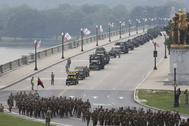 Vojska maršira pre tenkova