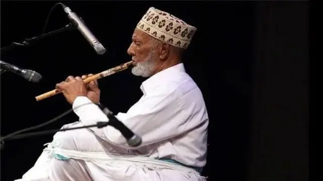 شیرمحمد اسپندار با تسلط بر این ساز و قدرت نفس‌گیری بالا، اجراهای متعددی در داخل و خارج از کشور داشت